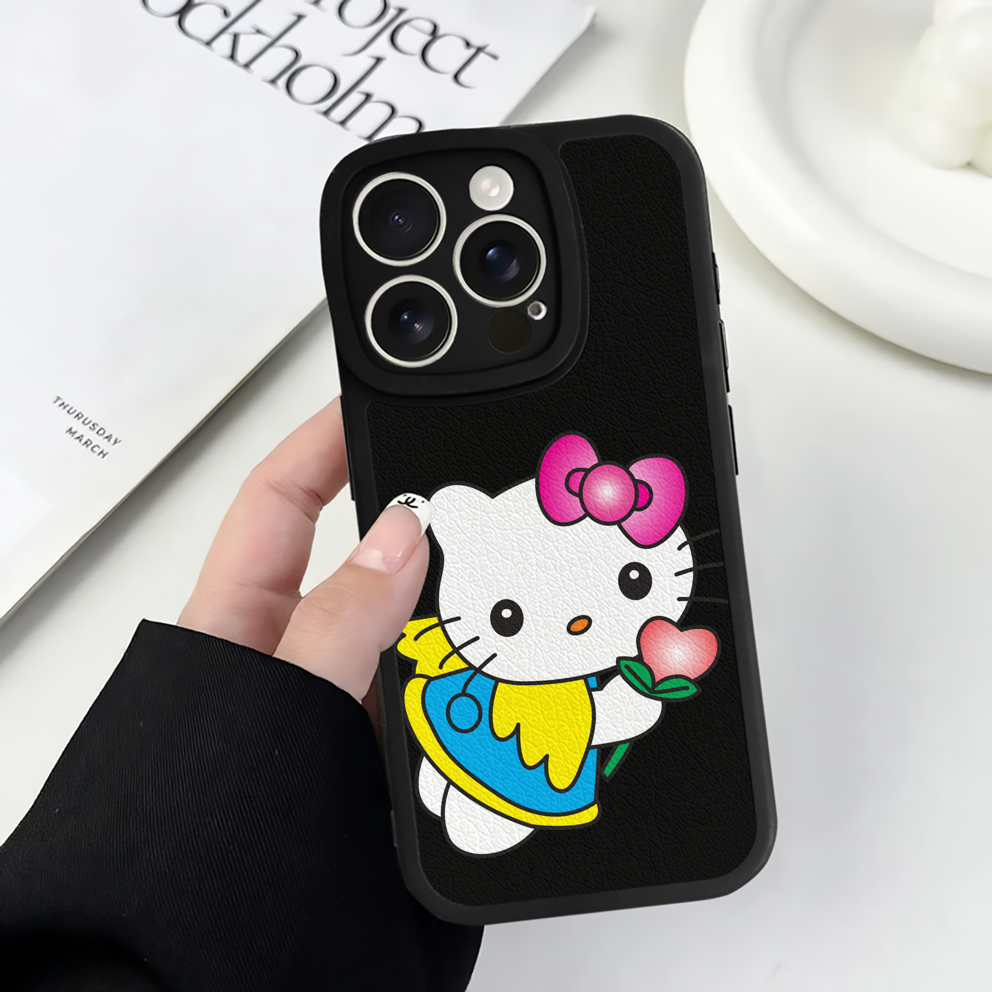 （画像用） Hello Kitty ハローキティ 【iPhone 16シリーズ対応】シリコンスマホケース（レザー調） 材質：シリコン